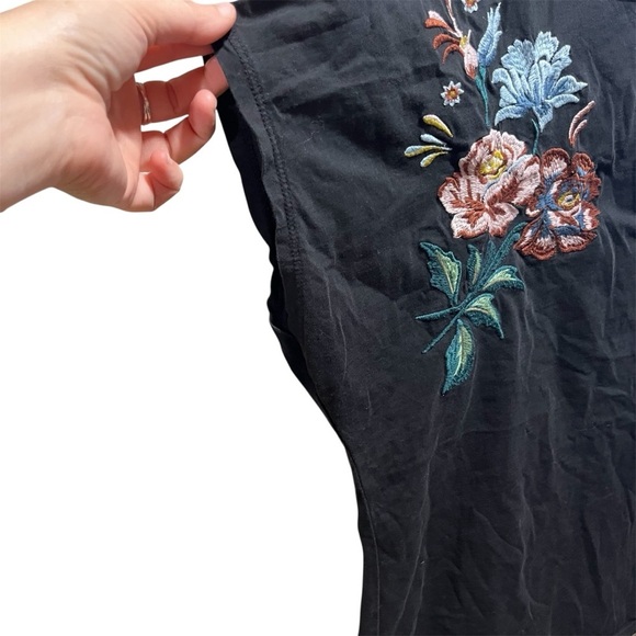Moussy Black Tee with Floral Embroidery Boxy Sleeve Pleated Back Detail - Picture 2 of 9